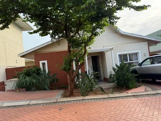 Upmarket Townhouse with Bachelor Flat in Kindlewood