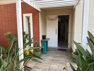 Upmarket Townhouse with Bachelor Flat in Kindlewood