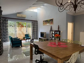 Upmarket Townhouse with Bachelor Flat in Kindlewood