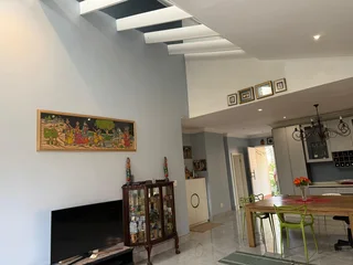 Upmarket Townhouse with Bachelor Flat in Kindlewood