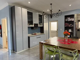 Upmarket Townhouse with Bachelor Flat in Kindlewood