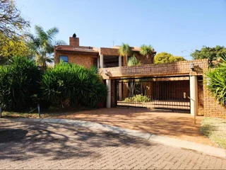 Spacious Facebrick Family Home with Flatlet in Secure Boomed Enclosure