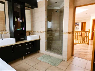 Spacious Facebrick Family Home with Flatlet in Secure Boomed Enclosure