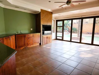 Spacious Facebrick Family Home with Flatlet in Secure Boomed Enclosure
