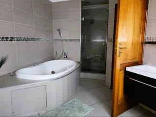 Spacious Facebrick Family Home with Flatlet in Secure Boomed Enclosure