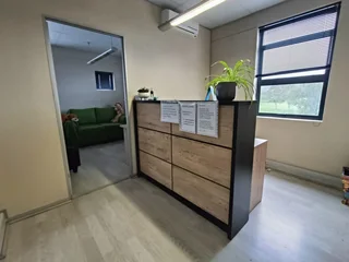 95m² Neat First Floor Office Unit in Parow