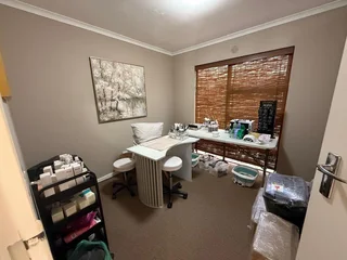 75m² Well-Maintained Commercial Space To Let in Table View