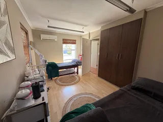 75m² Well-Maintained Commercial Space To Let in Table View