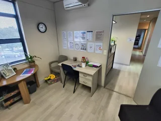 95m² Neat First Floor Office Unit in Parow