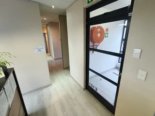 95m² Neat First Floor Office Unit in Parow