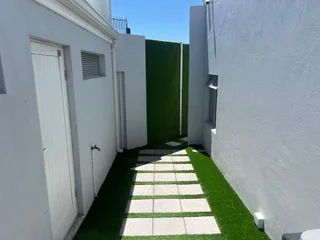 33m² Open Plan Office Unit To Let in Table View