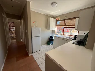 75m² Well-Maintained Commercial Space To Let in Table View