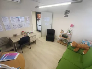 95m² Neat First Floor Office Unit in Parow