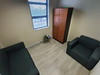 95m² Neat First Floor Office Unit in Parow