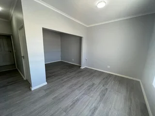 33m² Open Plan Office Unit To Let in Table View