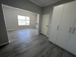 33m² Open Plan Office Unit To Let in Table View