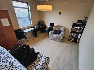 95m² Neat First Floor Office Unit in Parow