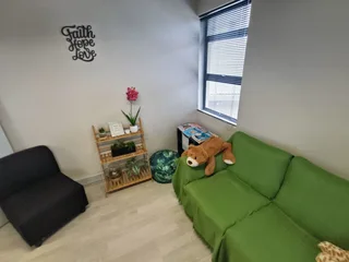 95m² Neat First Floor Office Unit in Parow