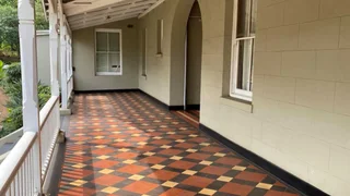 850m2 Offices with approximately 600m2 land available for development