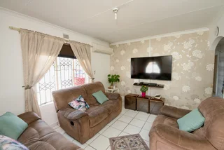 Freestanding 4 Bedroom Home in Southgate For Sale