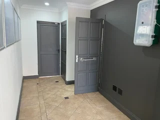 22 Square meter Office space to let in Die Hoewes, Crystal Park