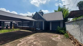 75 square meter commercial unit to let inClubview with main road access