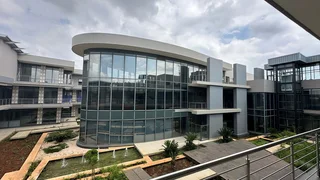 166 Square Meter Commercial unit to let Highveld with great highway access