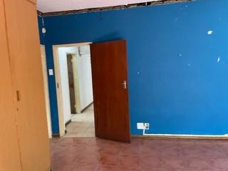 290 Square meter commercial space for sale in Die Hoewes with good visibitlity