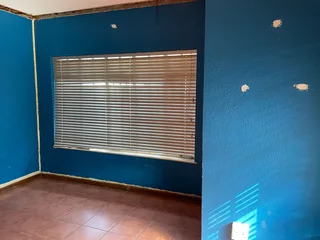 290 Square meter commercial space for sale in Die Hoewes with good visibitlity