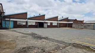 1,186m² Indus trial Unit with Private Yard, Dual Shutters & Excellent Flow - To Let in Benrose