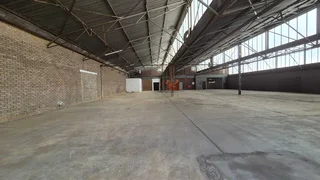 1,186m² Indus trial Unit with Private Yard, Dual Shutters &amp; Excellent Flow - To Let in Benrose