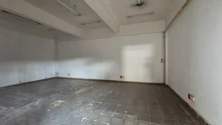 1,186m² Indus trial Unit with Private Yard, Dual Shutters &amp; Excellent Flow - To Let in Benrose