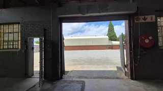 1,186m² Indus trial Unit with Private Yard, Dual Shutters &amp; Excellent Flow - To Let in Benrose