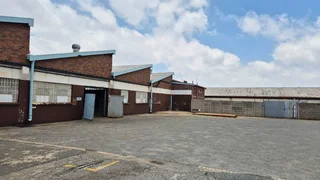 1,186m² Indus trial Unit with Private Yard, Dual Shutters &amp; Excellent Flow - To Let in Benrose