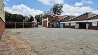 1,186m² Indus trial Unit with Private Yard, Dual Shutters &amp; Excellent Flow - To Let in Benrose