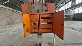 1,186m² Indus trial Unit with Private Yard, Dual Shutters &amp; Excellent Flow - To Let in Benrose