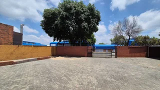 1,389m² Industrial Unit To Let in Benrose with Dual Roller Shutter Access