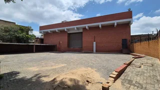 1,389m² Industrial Unit To Let in Benrose with Dual Roller Shutter Access