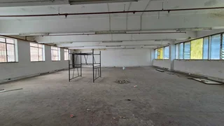 1,389m² Industrial Unit To Let in Benrose with Dual Roller Shutter Access