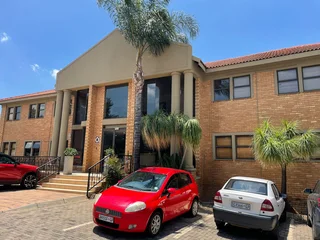 540 Square meter office unit to let in Lyttelton Manor with access to main roads