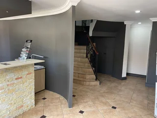 540 Square meter office unit to let in Lyttelton Manor with access to main roads