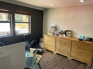 540 Square meter office unit to let in Lyttelton Manor with access to main roads