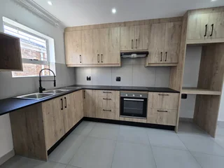 Absolute stunning Newly-Renovated 2-Bedroom Town house – Willco Park, Brackenfell