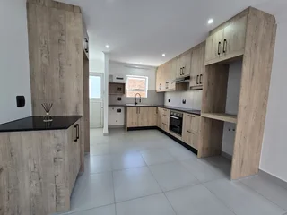 Absolute stunning Newly-Renovated 2-Bedroom Town house – Willco Park, Brackenfell