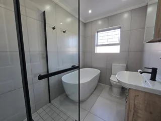 Absolute stunning Newly-Renovated 2-Bedroom Town house – Willco Park, Brackenfell
