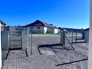 **Spacious 3-Bedroom with build in cupboards in secure community,with added seabreeze***