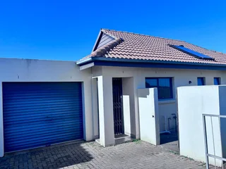 **Spacious 3-Bedroom with build in cupboards in secure community,with added seabreeze***