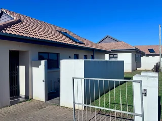 **Spacious 3-Bedroom with build in cupboards in secure community,with added seabreeze***