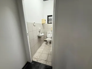 250m² Retail Space to Rent, Village on Main in Parklands