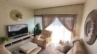 Lovely ground floor 2 bedroom apartment in a double storey standalone building